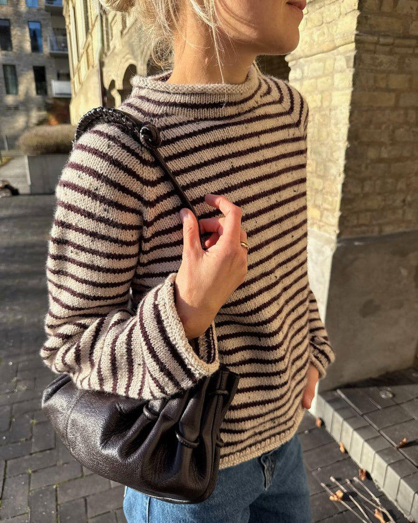 Kvinde iført beige og bordeaux Frankie Sweater