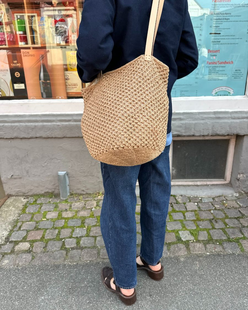 Kvinde med beige French Market Bag 