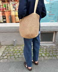 Kvinde med beige French Market Bag 