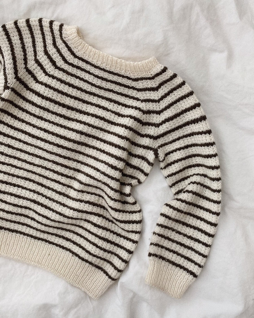 Liggende Friday Sweater med mørkeblå striber