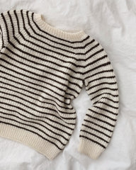 Liggende Friday Sweater med mørkeblå striber