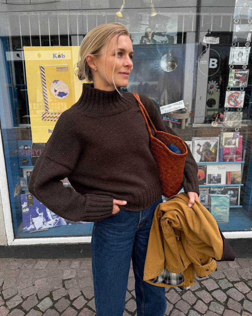Kvinde iført brun Hannah Sweater O-neck