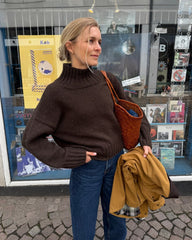 Kvinde iført brun Hannah Sweater O-neck