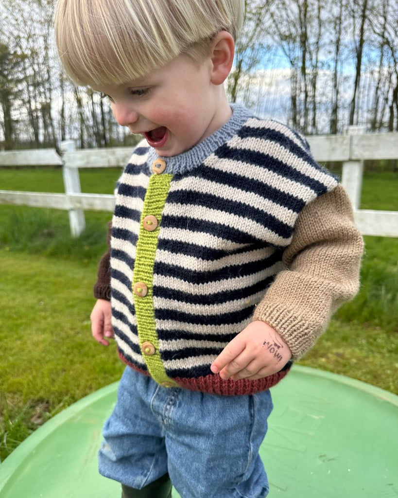 Barn iført flerfarvet Holger Cardigan