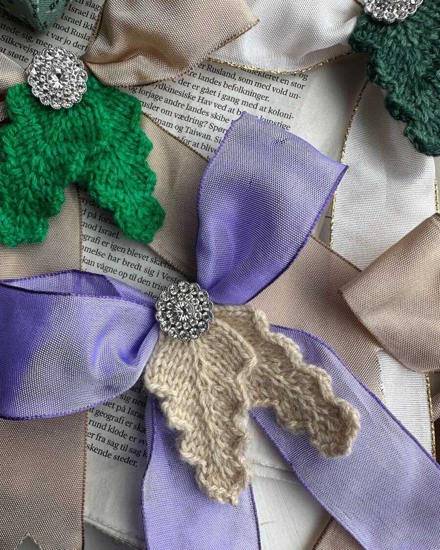 Liggende beige og grøn Holly Bow 