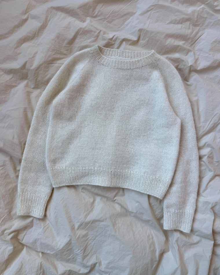 Kvinde iført hvid Ingen Dikkedarer Sweater 