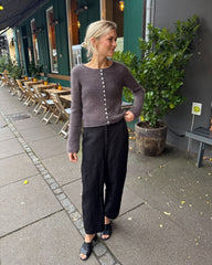 Kvinde iført mørkelilla Ivy Cardigan 