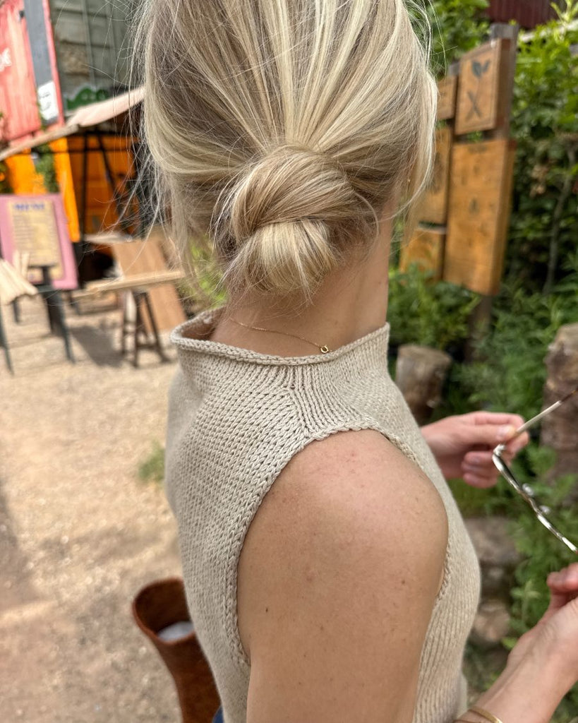Detaljebillede af skulderen på beige Ivy Top