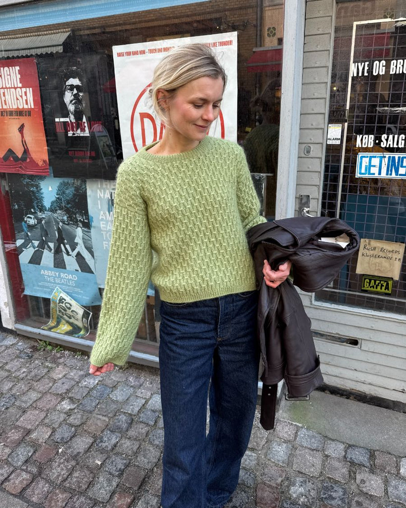 Kvinde iført grøn Jenny Blouse
