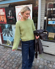 Kvinde iført grøn Jenny Blouse