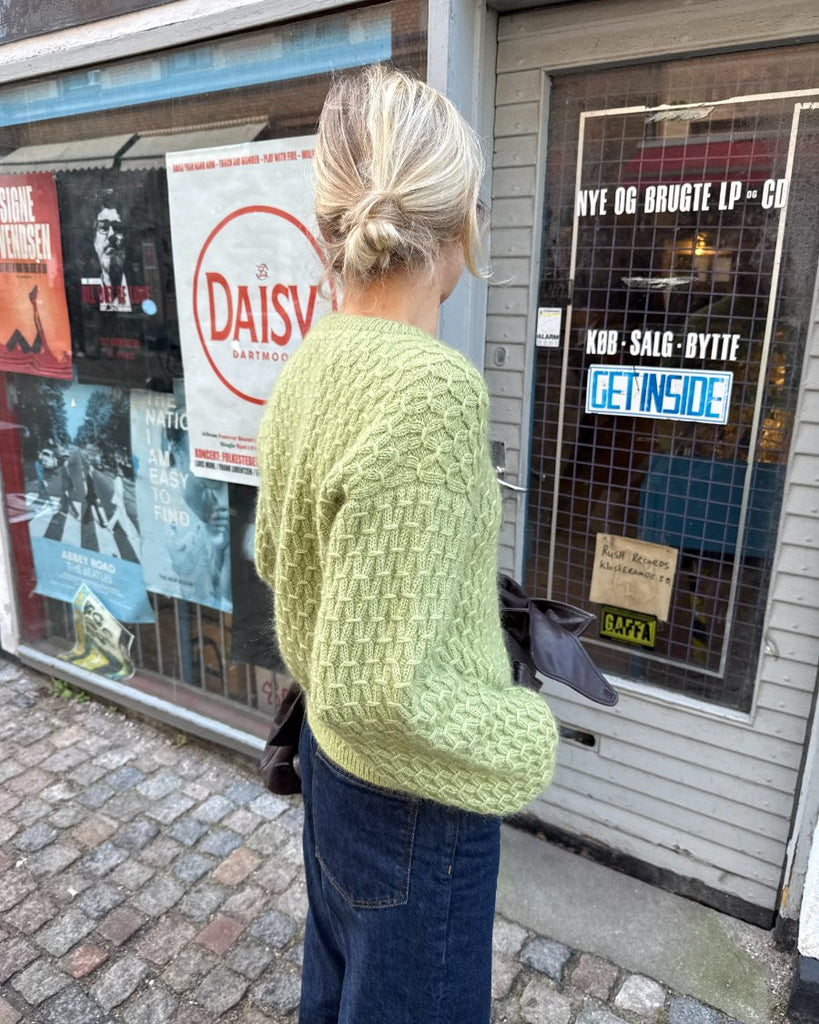 Kvinde iført grøn Jenny Blouse set bagfra