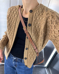 Kvinde med brun Jenny jacket og sorte galalit knapper 