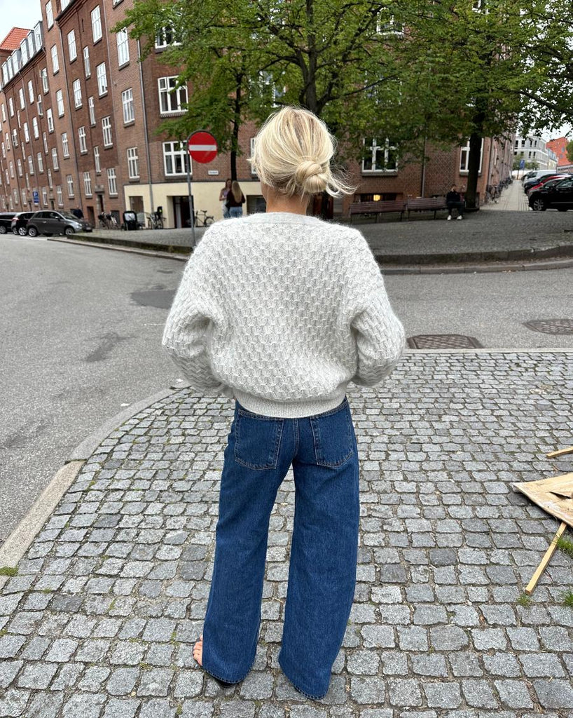 Kvinde iført grå Jenny Jacket V-neck