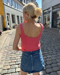 Kvinde iført pink June Top Light 