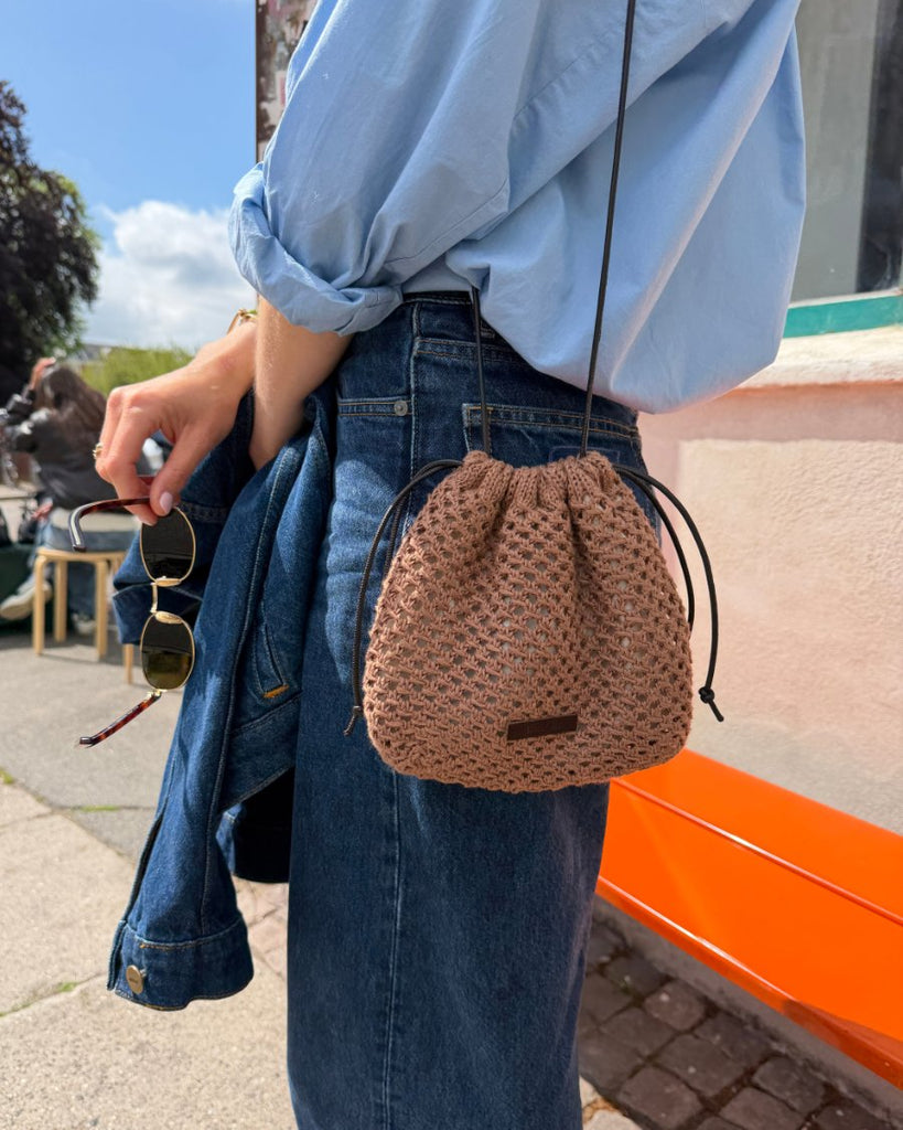Kvinde med brun Juno Satchel over skulderen