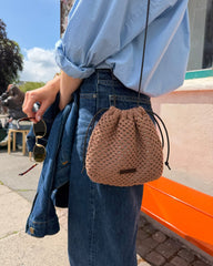 Kvinde med brun Juno Satchel over skulderen