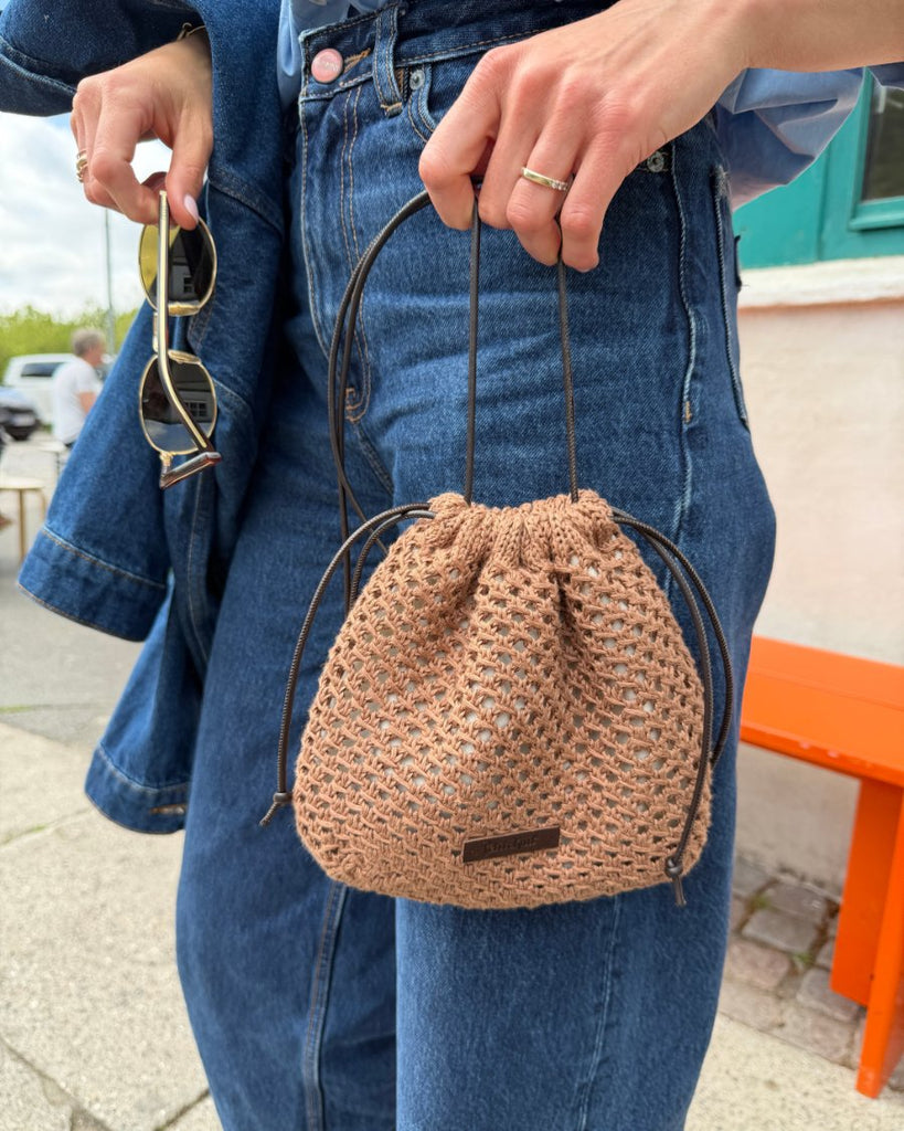 Kvinde med brun Juno Satchel i hånden