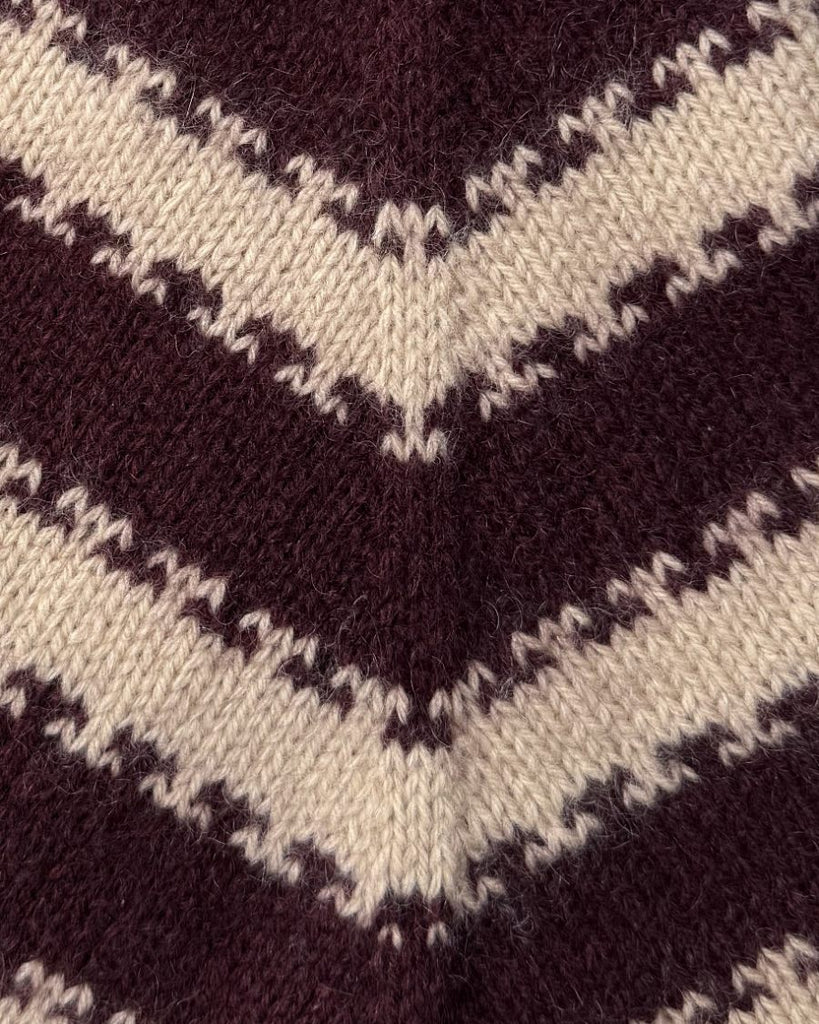 Detaljebillede af bordeaux og hvide Key Cardigan