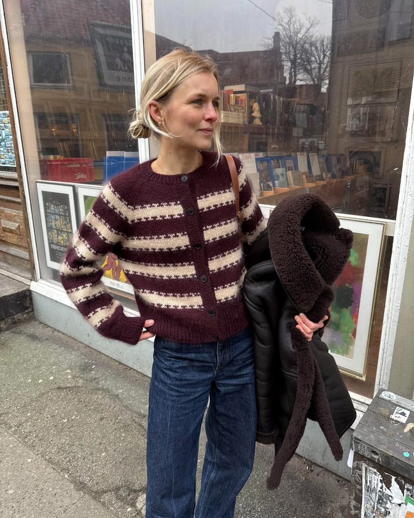 Kvinde iført bordeaux og hvide Key Cardigan