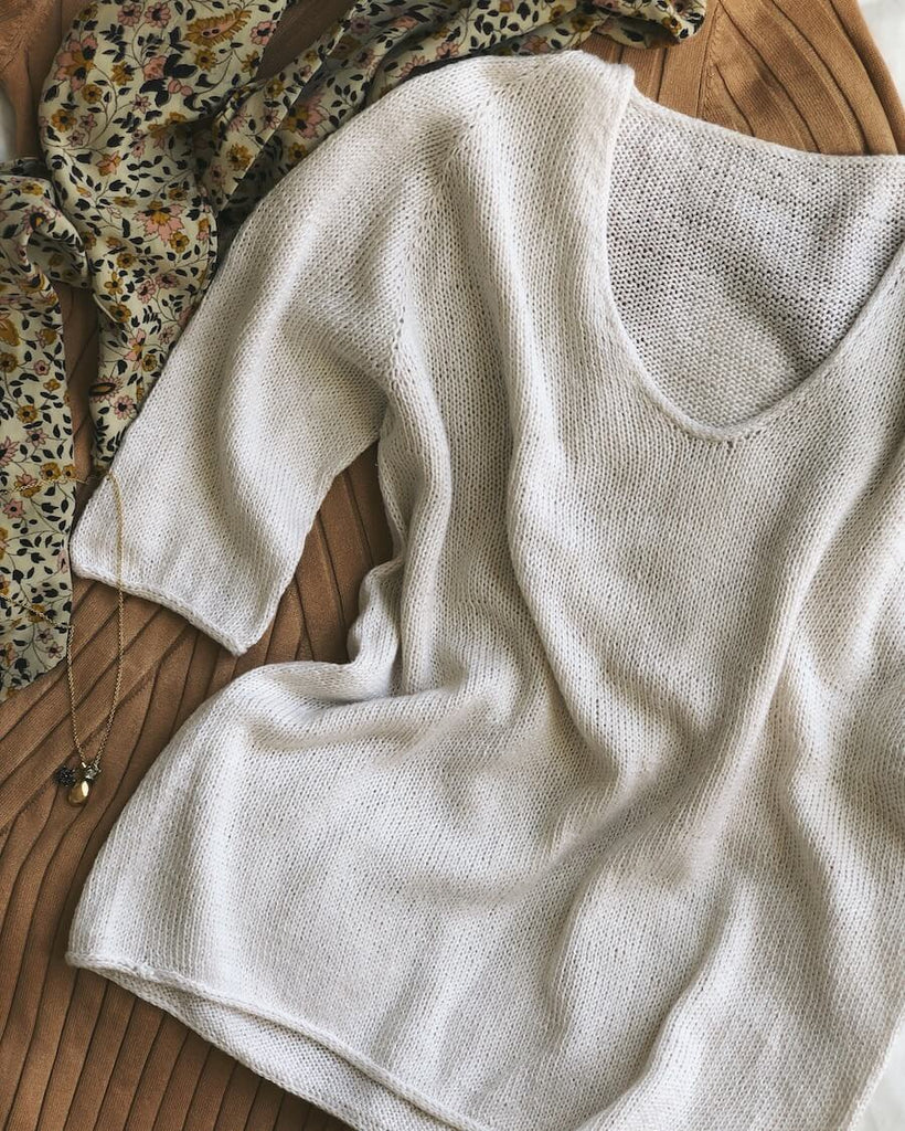 Liggebillede af hvid Kumulus Tee strikket i Pure Silk