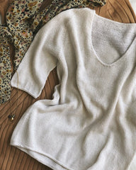 Liggebillede af hvid Kumulus Tee strikket i Pure Silk