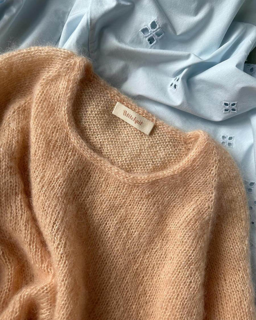 Petiteknit label i biscuit, i nakken på kumulus bluse o-neck