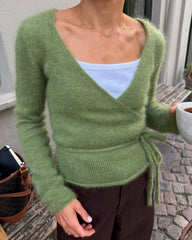 Kvinde iført grøn Lucy Wrap set tæt på