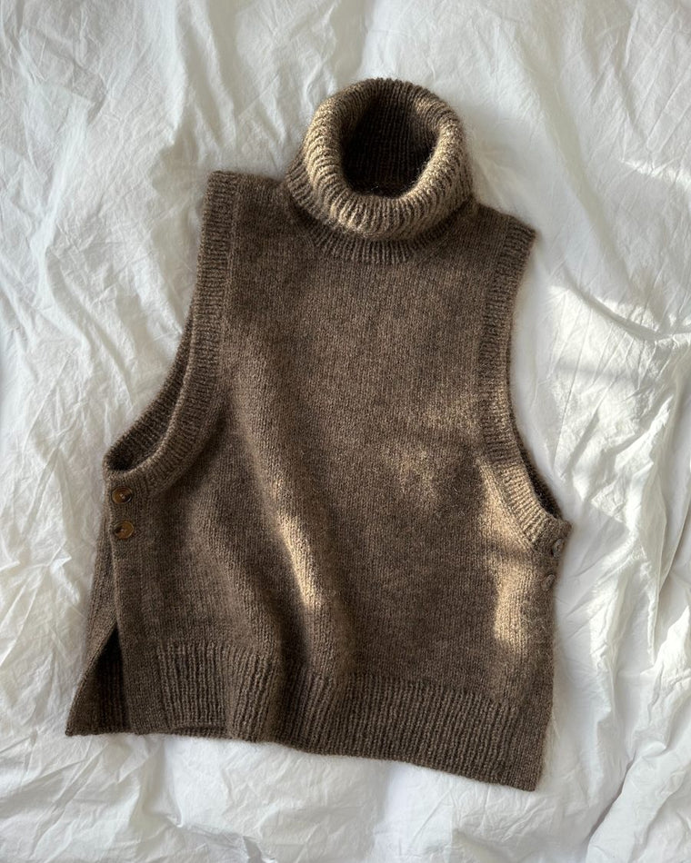 Kvinde iført mørkebrun Lulu Slipover - Chunky Edition