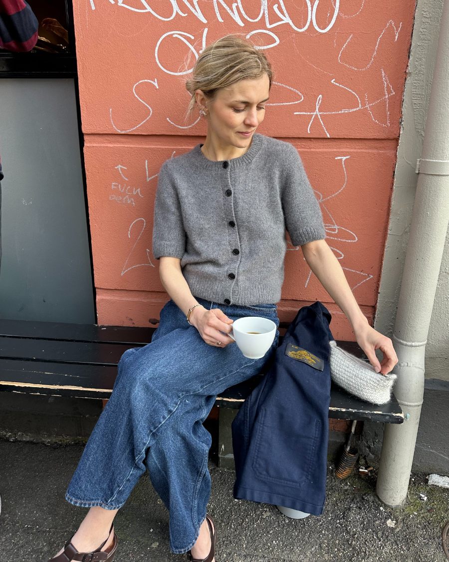 Kvinde iført grå Maggie Cardigan