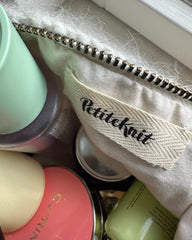 Nærbillede af Petiteknit logo label i marie case