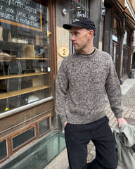 Mand iført brun og hvid Melange Sweater Man