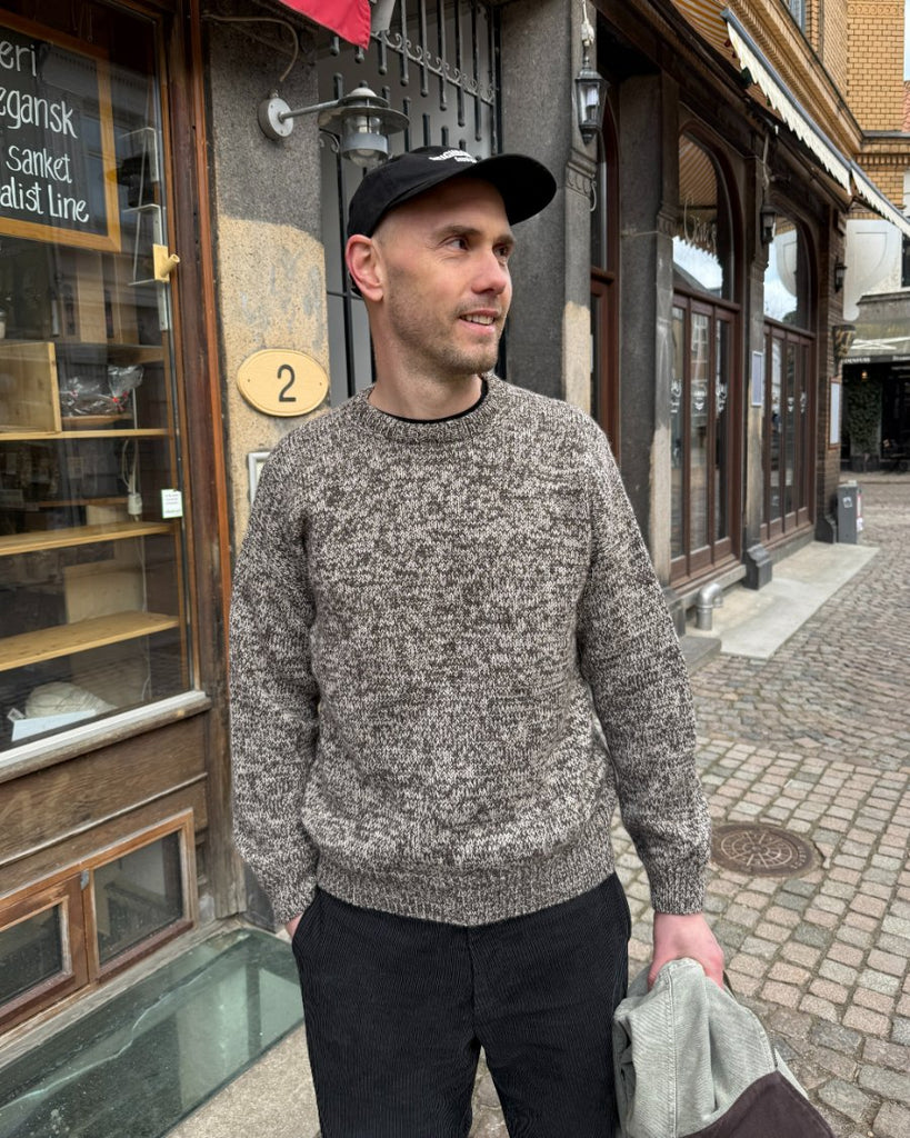 Mand iført brun og hvid Melange Sweater Man