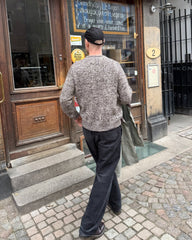 Mand iført brun og hvid Melange Sweater Man set bagfra