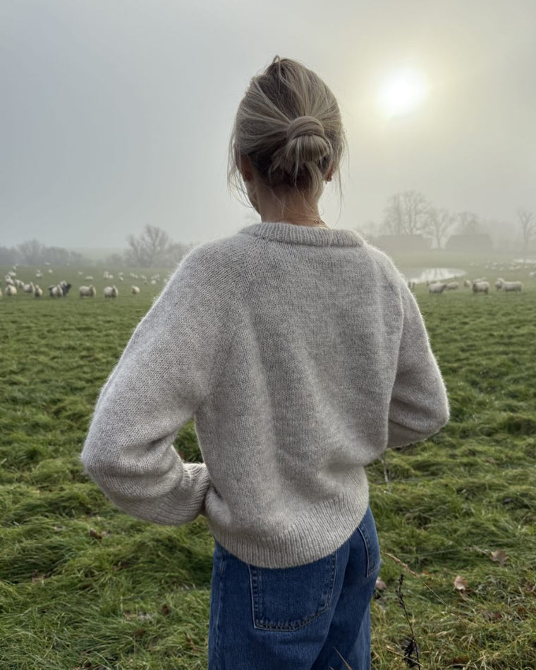 Detaljebillede af grå Monday Sweater