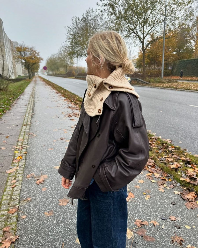 Kvinde iført beige November Neck