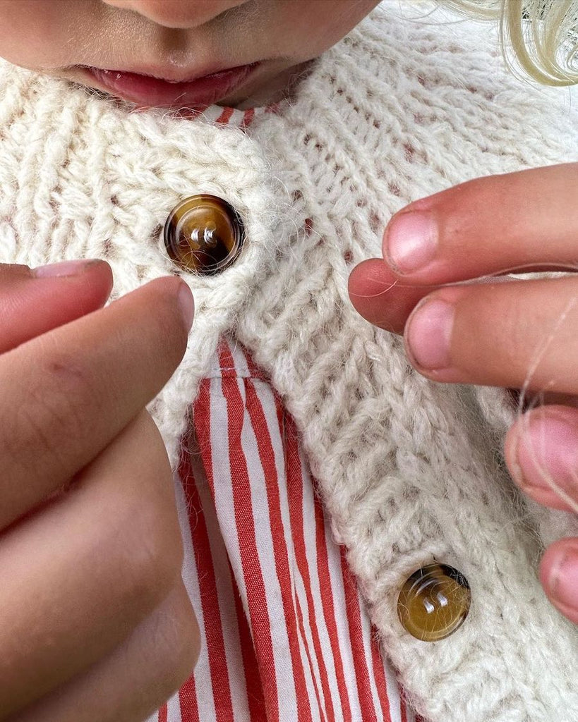 Nærbillede af galalit knapper på novice cardigan junior chunky