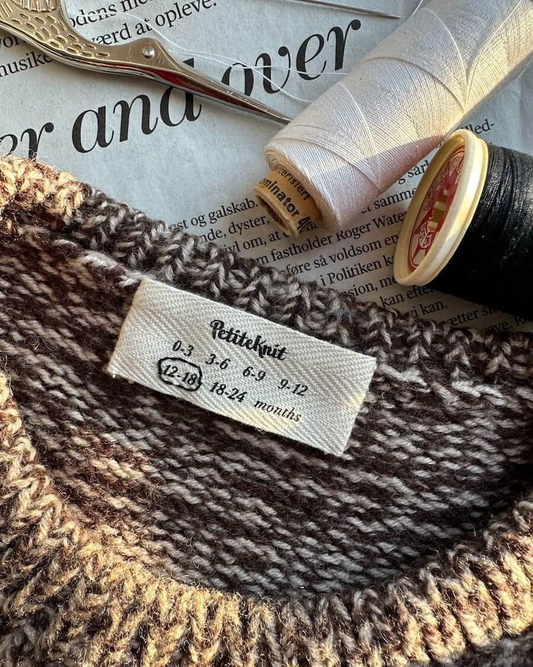 Striktrøje med label af økologisk bomuld med babystørrelser