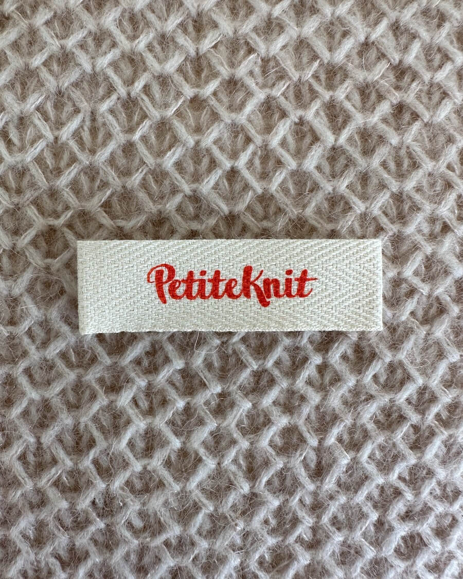 Rødt Petiteknit label 