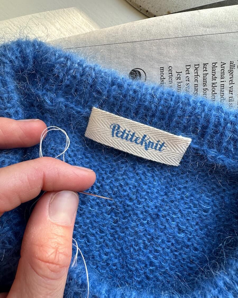 Electric blue petiteknit label syet i striktrøje