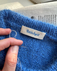 label i electric blue farve med petiteknit logo