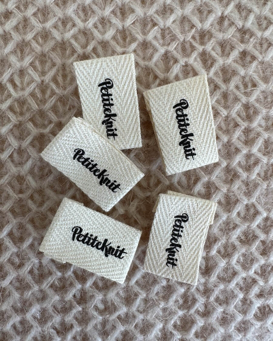 5 pak med foldede "petiteknit" labels