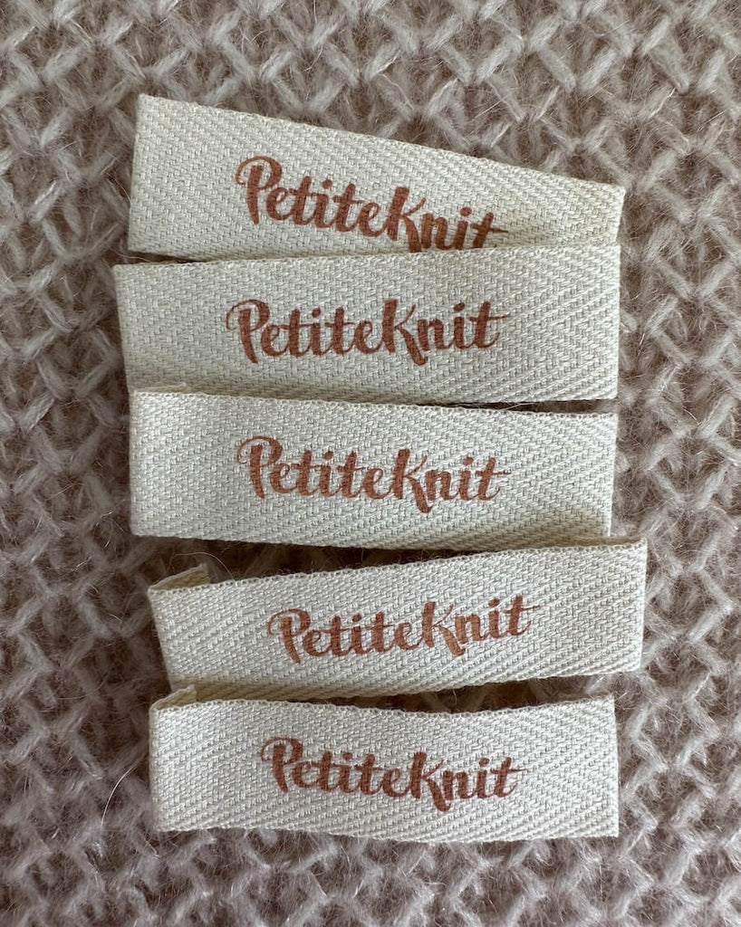 5 labels med Petiteknit logo i biscuit