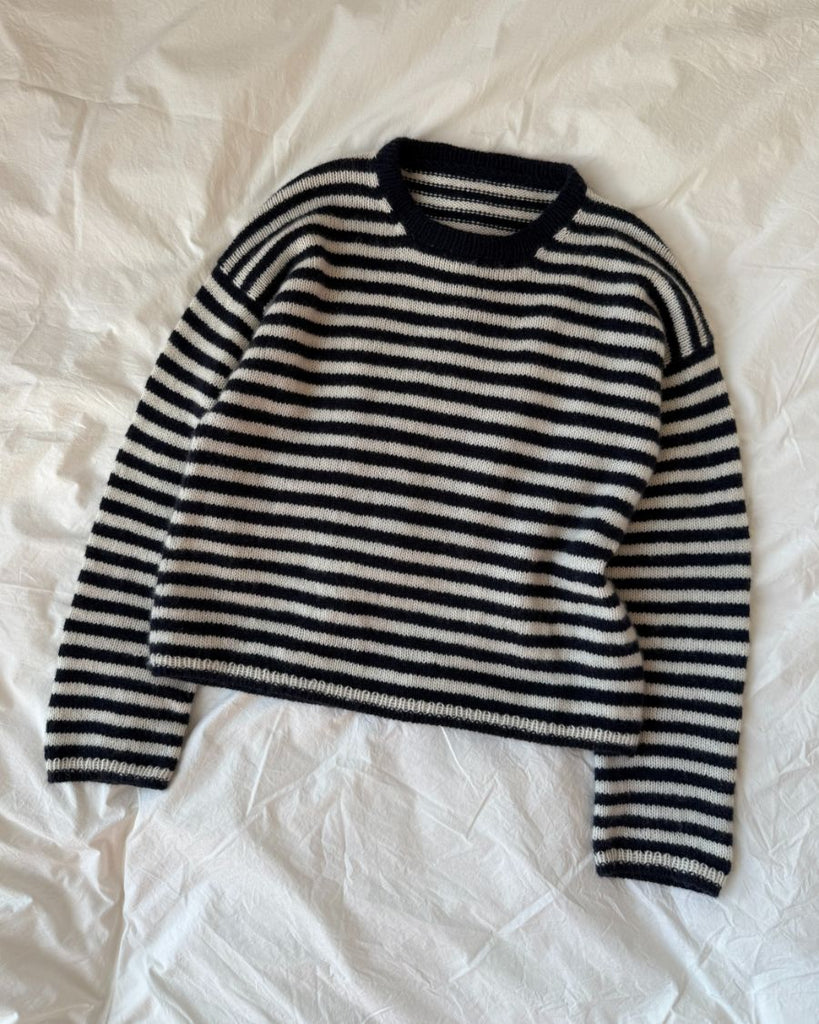 Hvid og blå Olga Blouse liggende