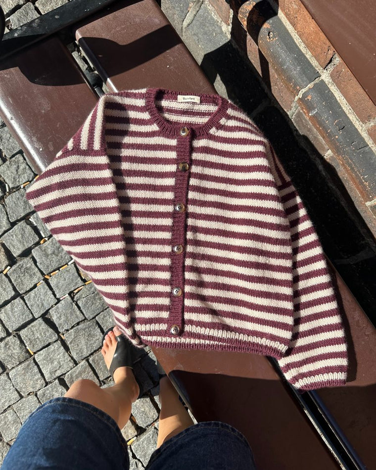 Closeup af bordeaux og hvidstribet Olga Jacket 