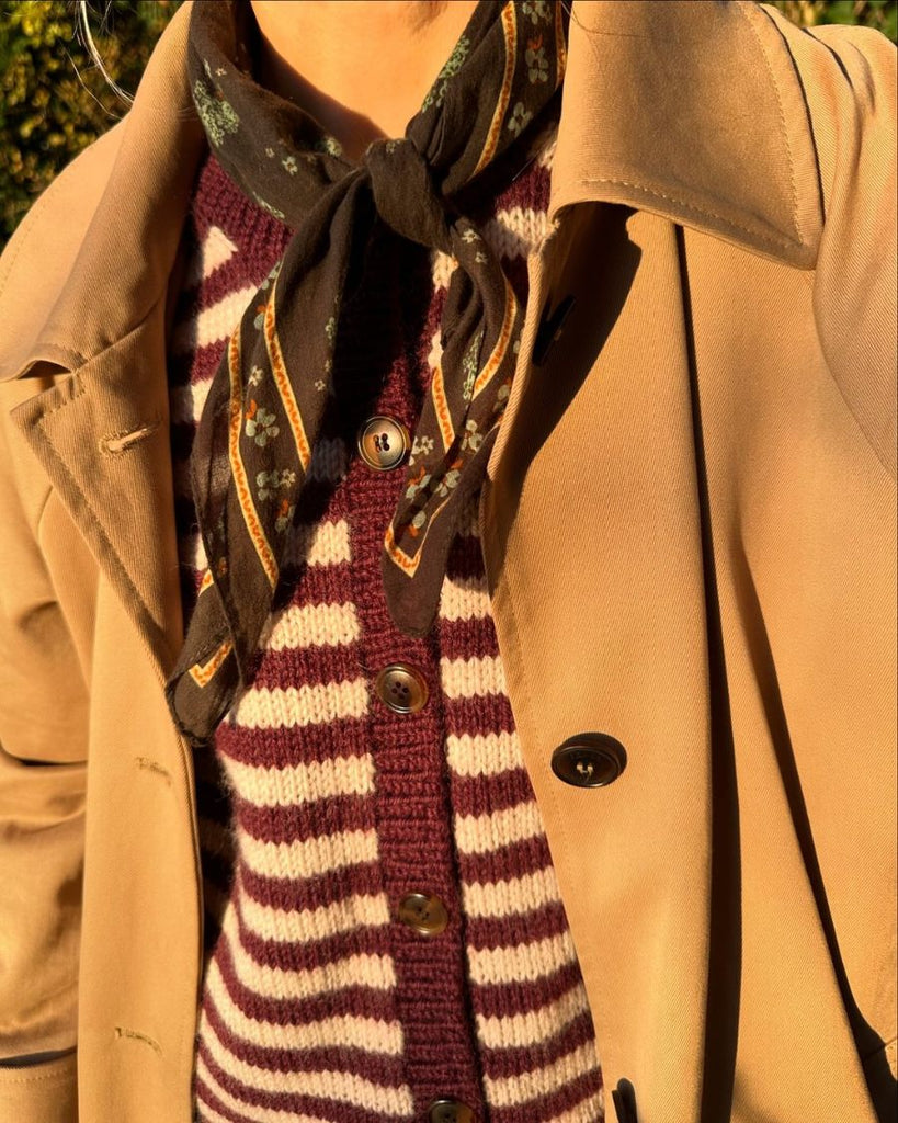 Kvinde iført bordeaux og hvidstribet Olga Jacket 