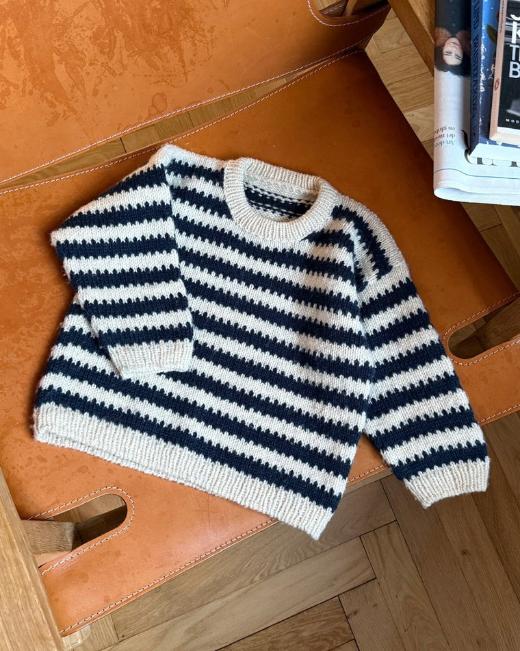 Ærmedetalje på blå og hvid Otto Sweater Junior