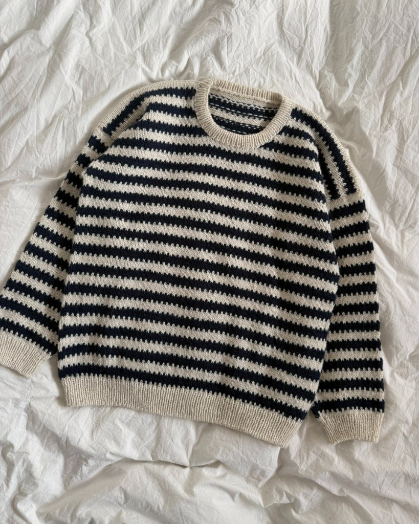Hvid og blå Otto Sweater Man liggende