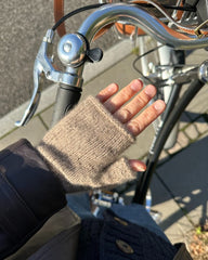 Hånd med brune Penny Glove