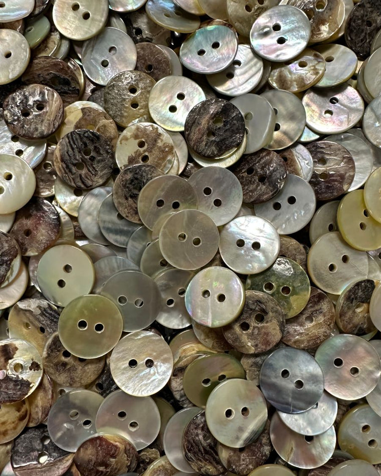 perlemorsknapper Ø15 mm sammen med PetiteKnit Nålesæt