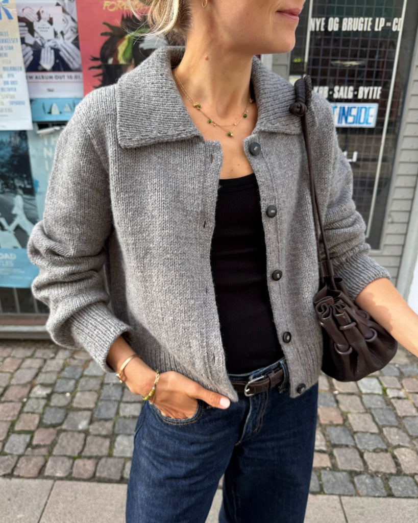 Kvinde iført lysegrå Petra Jacket